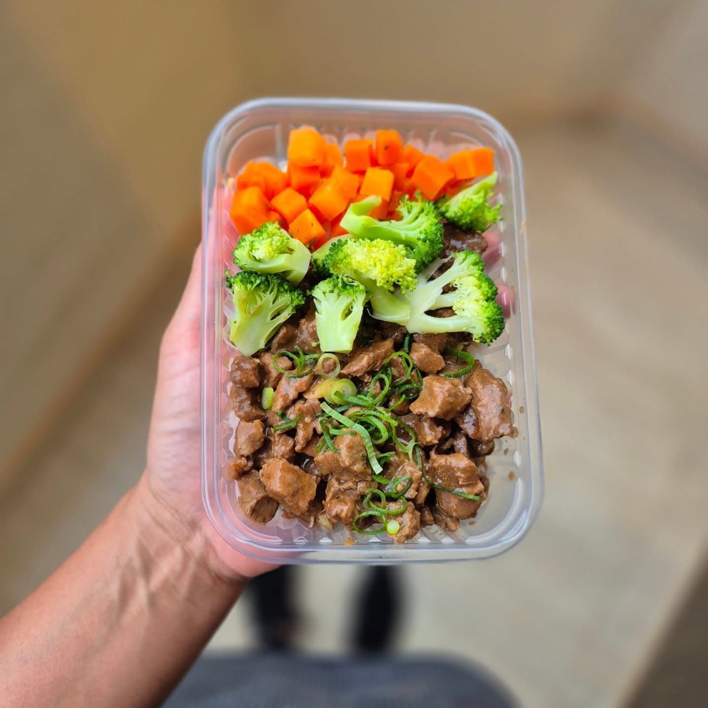 Refeição fresca da Mise: carne em cubos ao molho com brócolis e cenoura