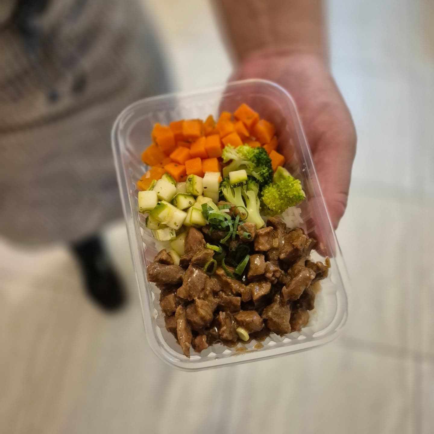 Carne acebolada, arroz e legumes no vapor